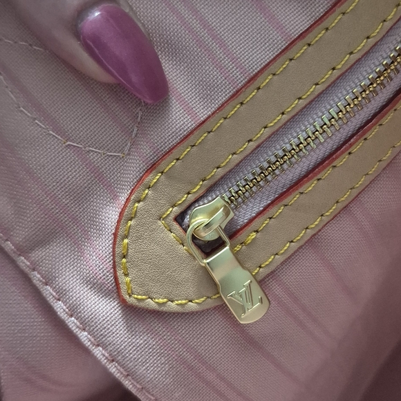 Elegant Checkered Never Full Tote And Clutch in Gray and White. Free Gifts! - Picture 5 of 16